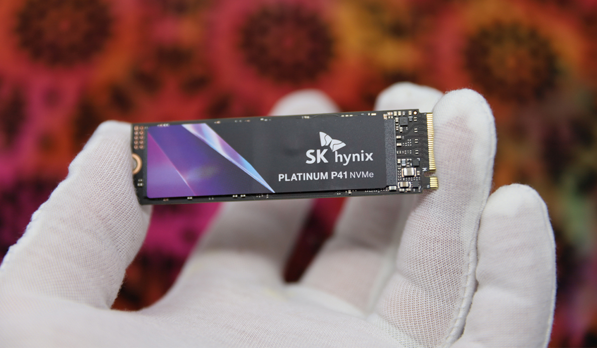 铠侠在东京证券交易所上市首日开盘涨约2%