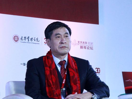 青岛啤酒：董事长黄克兴因到退休年龄辞职