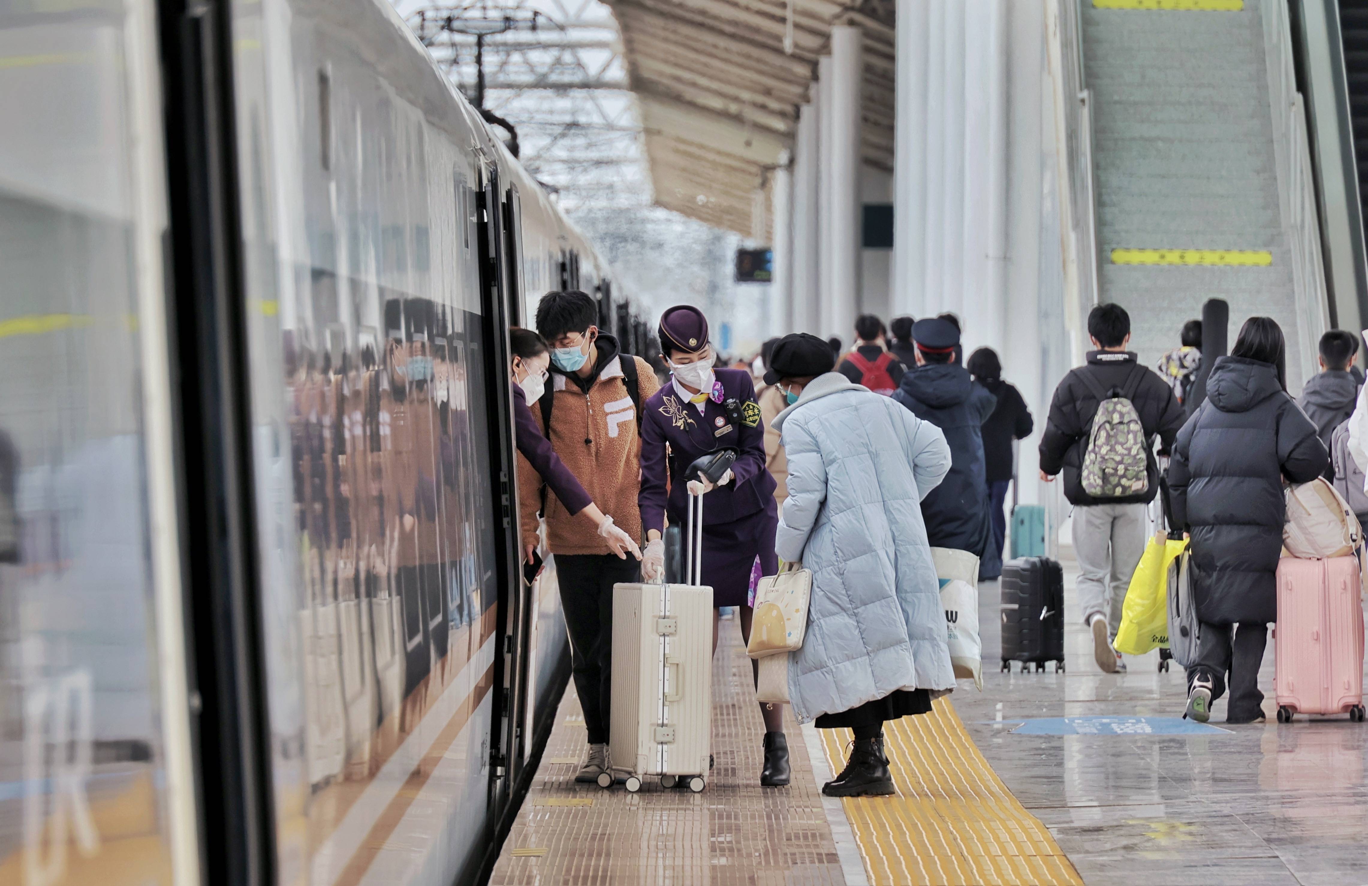 春运首日全国铁路预计发送旅客1030万人次