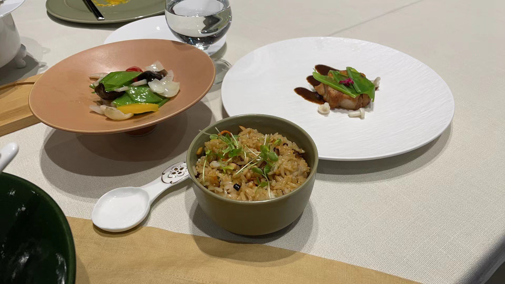 “情人节”海底捞预订约7万桌 显著高于平日周五的预订量