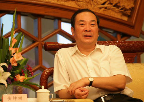 广东省委书记黄坤明主持召开人工智能与机器人产业发展座谈会 华为、月之暗面等企业代表发言