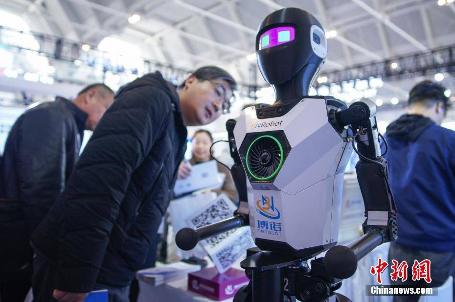 首届具身智能机器人运动会在无锡开幕 超过150台机器人亮相