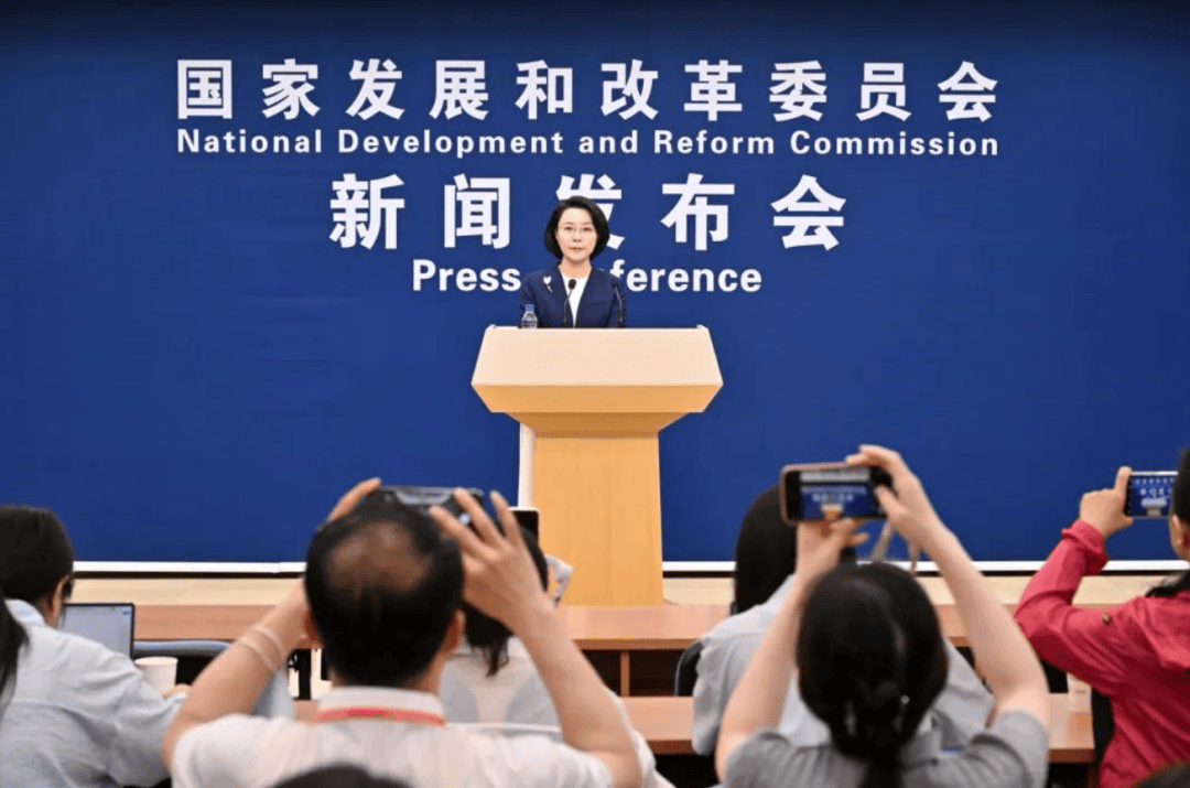 国家发展改革委副秘书长肖渭明：全面推行由常驻地提供基本公共服务制度