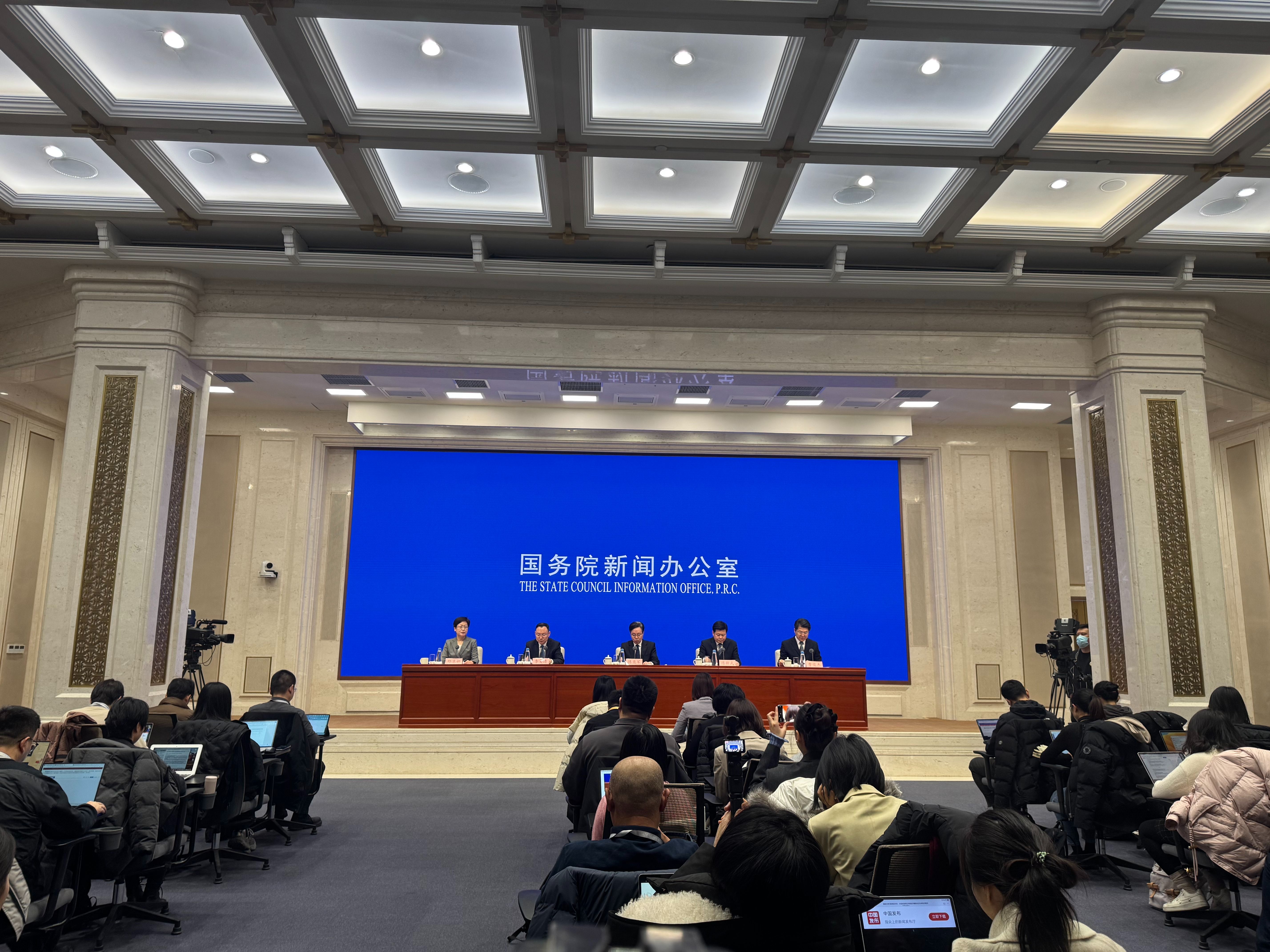 国家发展改革委副秘书长肖渭明：全面推行由常驻地提供基本公共服务制度