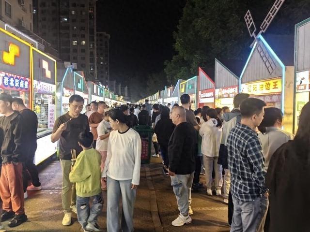 高温催热夜经济：夜宵团购搜索量激增98% 火锅龙头开设主题店