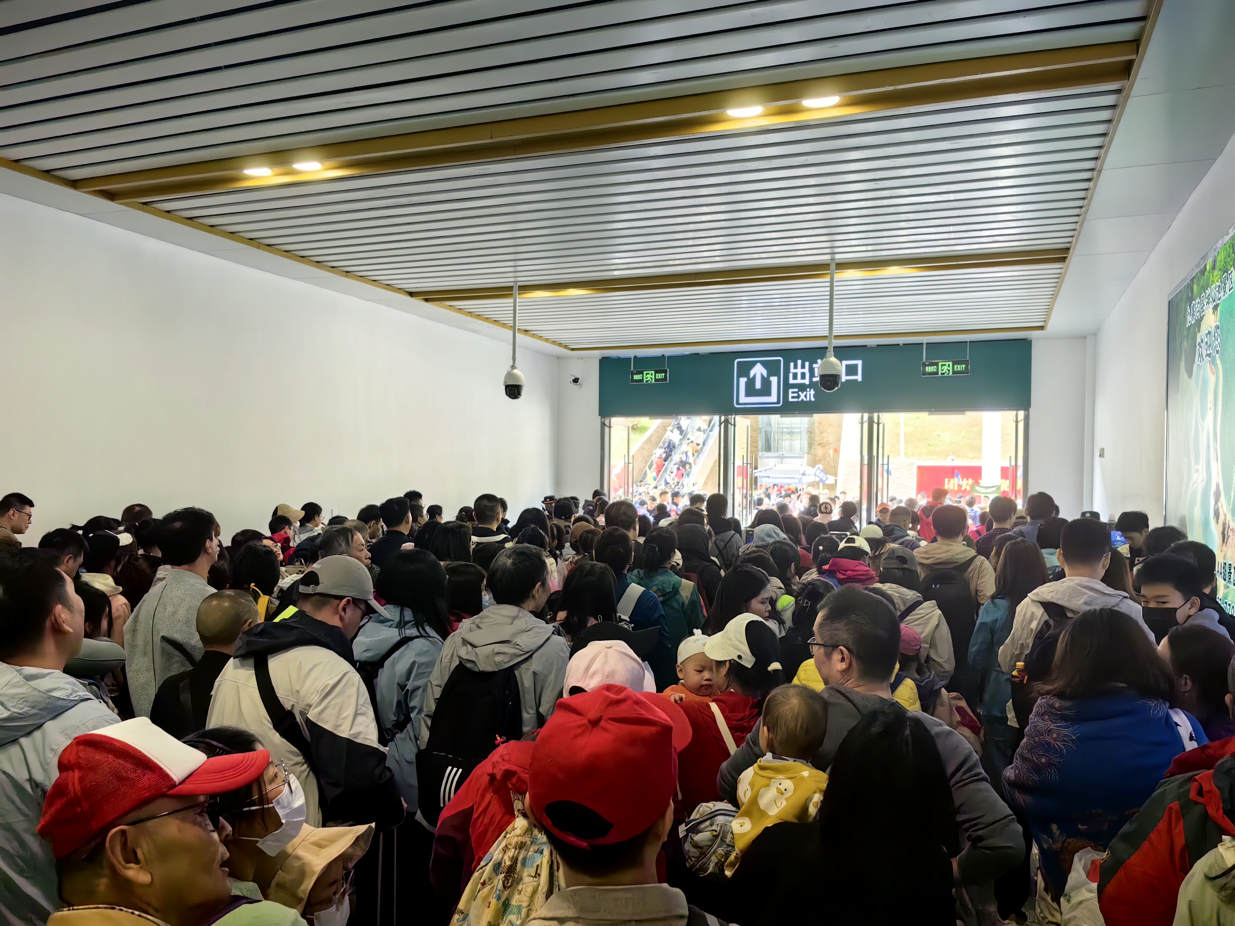 四川九寨沟景区旅游火爆 连续4天共16.4万张门票售罄