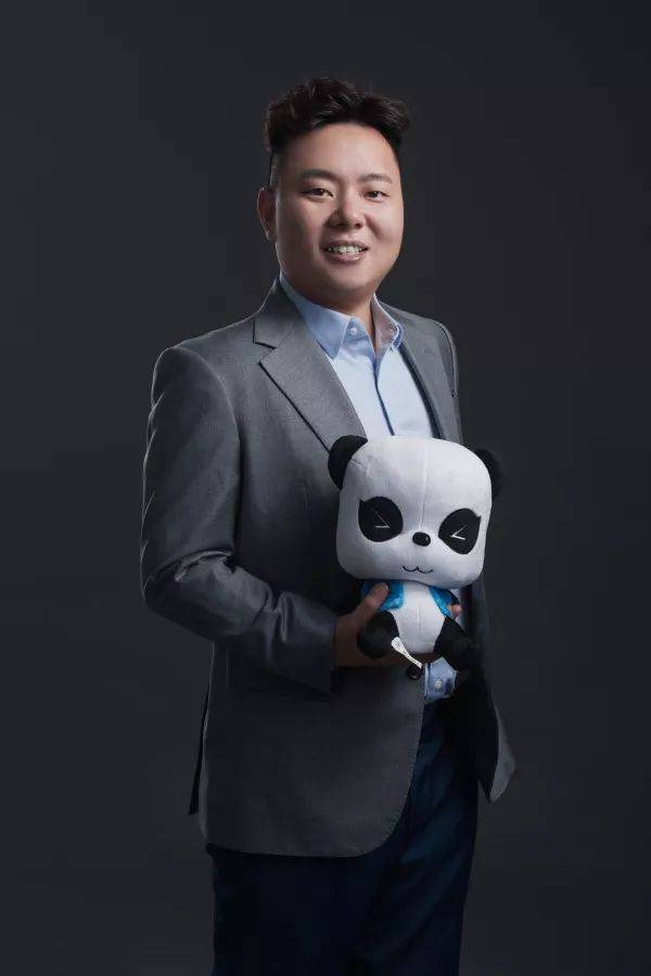 万国黄金集团获创始人、执行董事高明清及高金珠增持公司股份