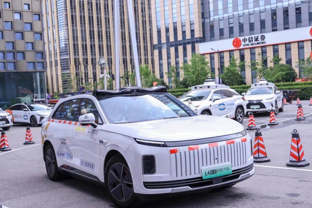 文远知行：Robotaxi GXR在广州黄埔开启24小时纯无人商业化运营