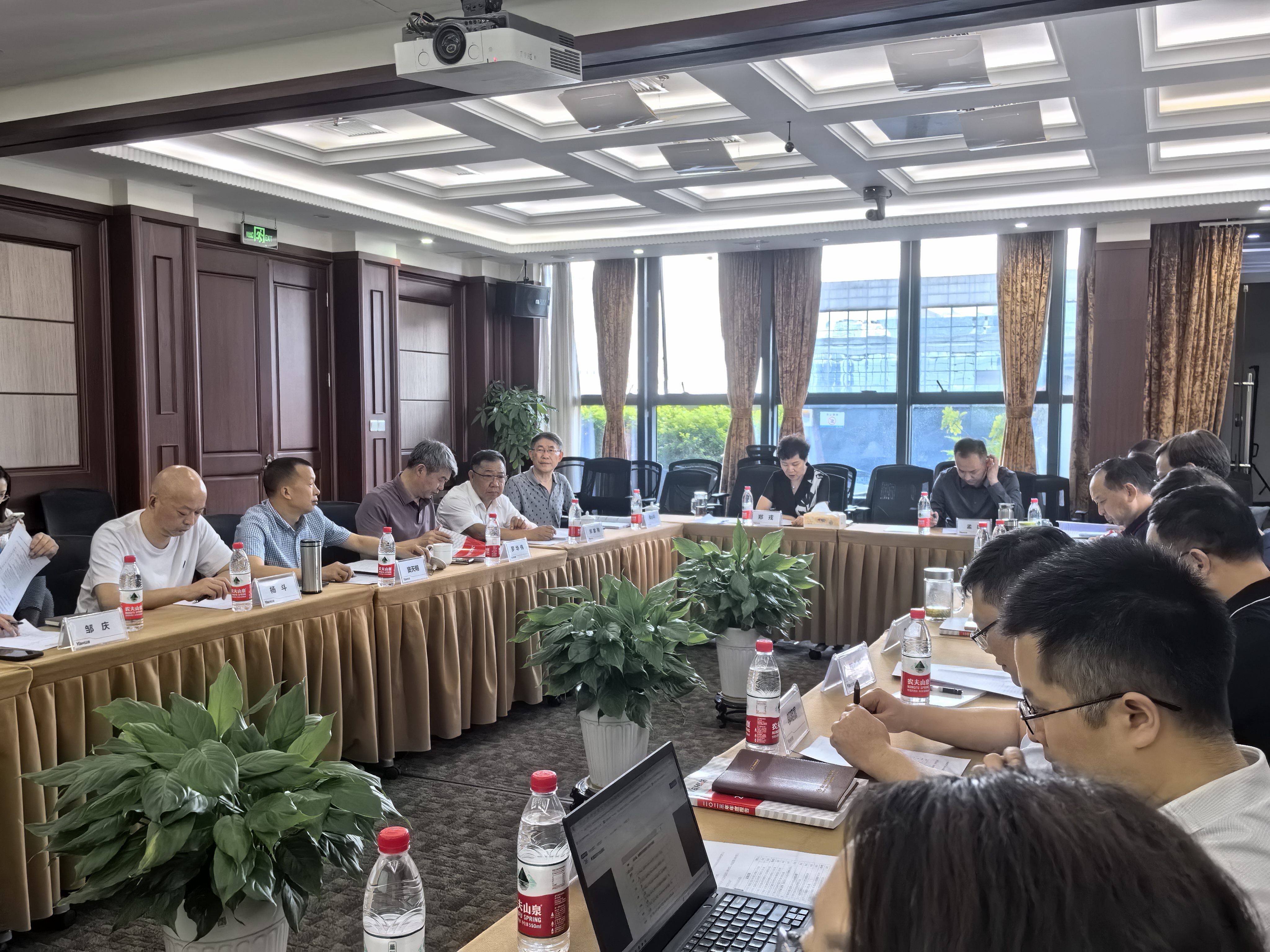 锂矿概念发力走高,雅化集团涨停,天齐锂业等拉升