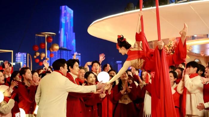 热搜爆了！春晚霸屏！机器人扭秧歌出圈，导演为张艺谋