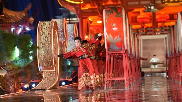 热搜爆了！春晚霸屏！机器人扭秧歌出圈，导演为张艺谋