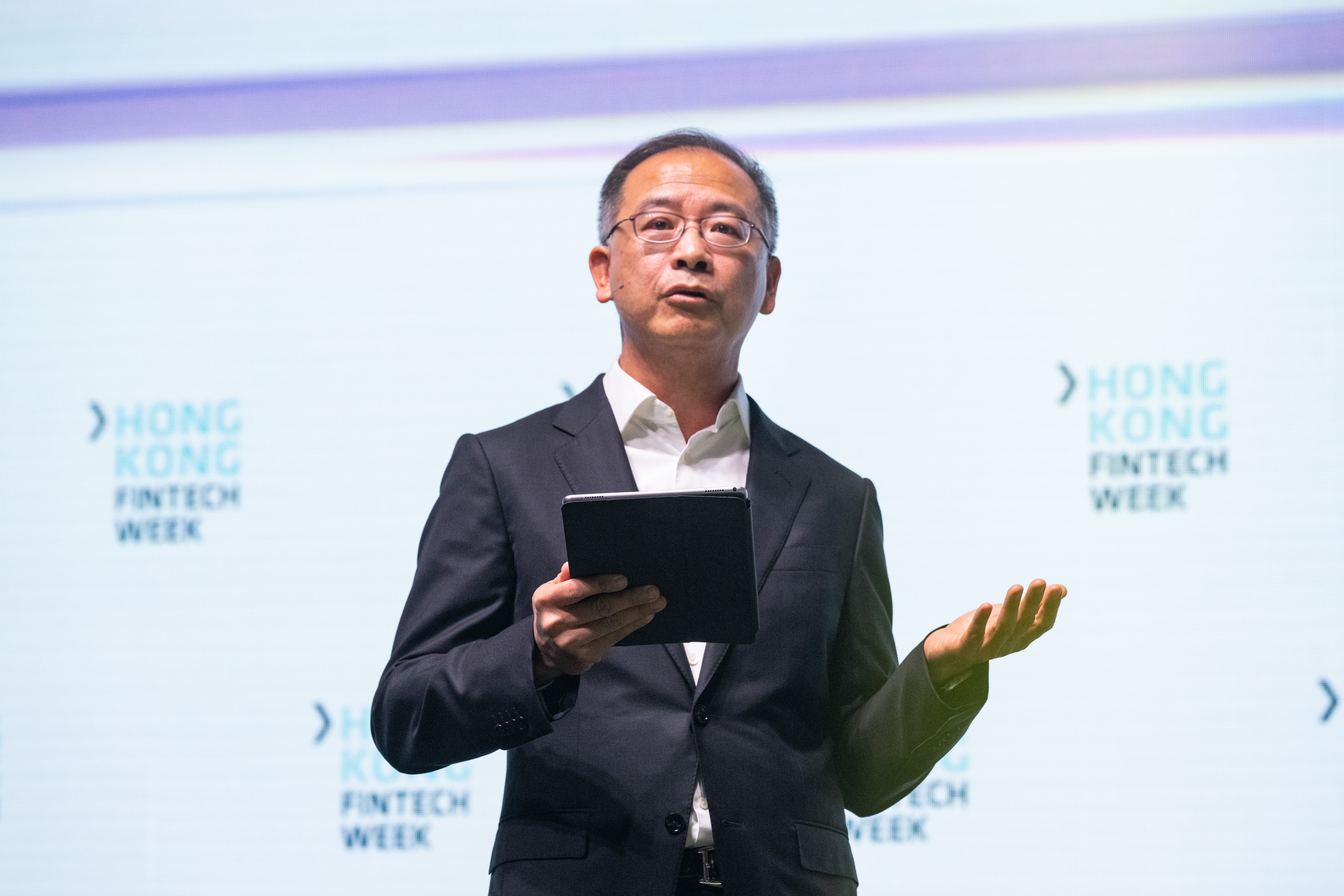 李云泽会见香港金管局总裁余伟文
