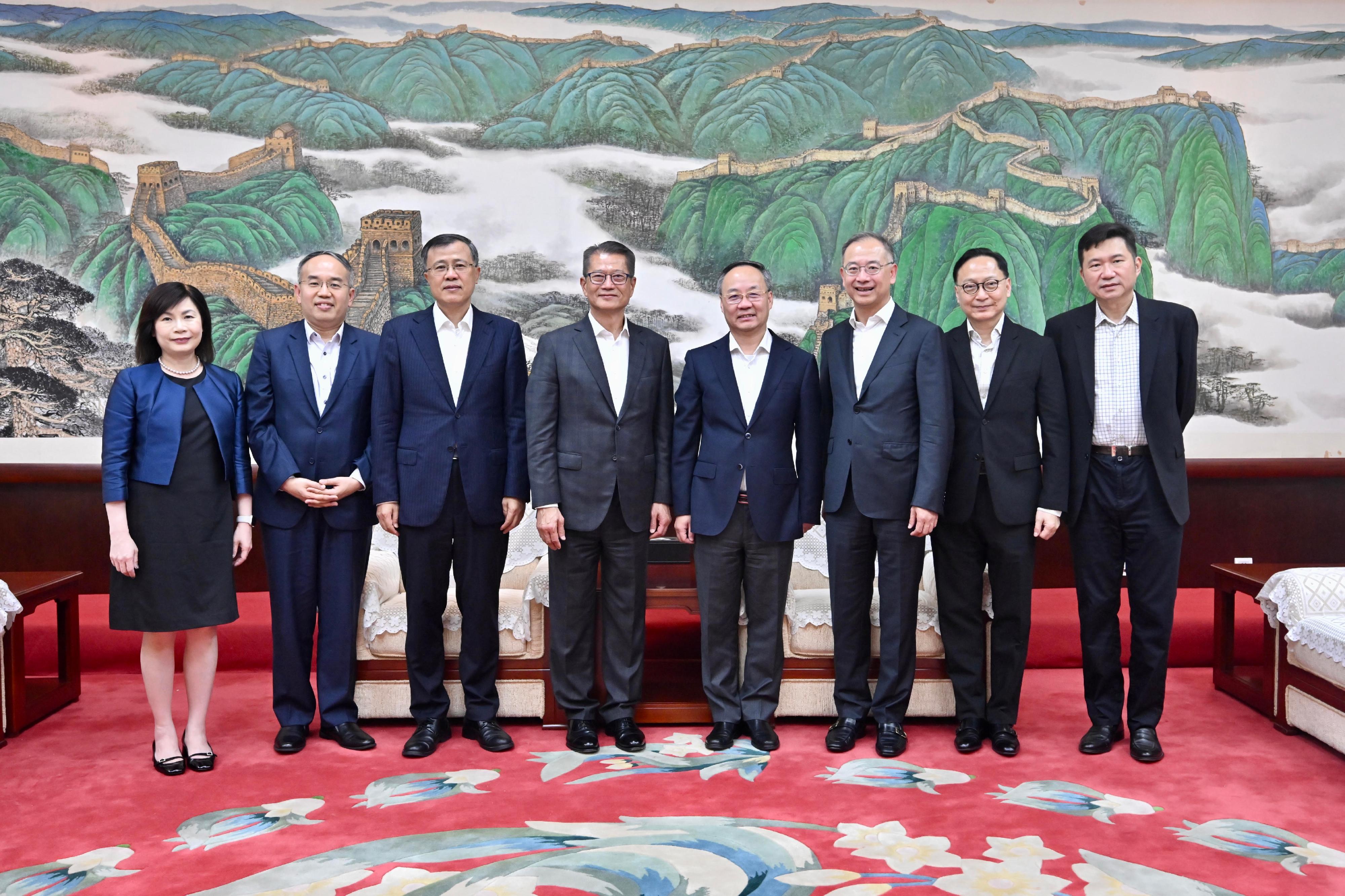 李云泽会见香港金管局总裁余伟文