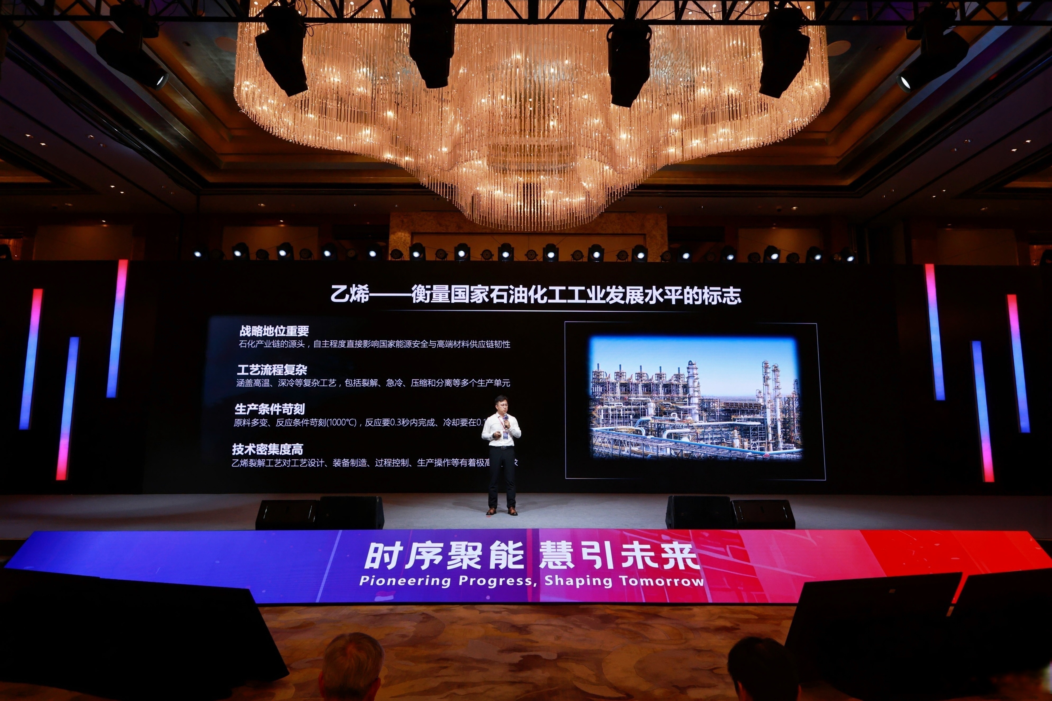 千问APP打通“办事”闭环， AI不再是孤立的“最强大脑”？